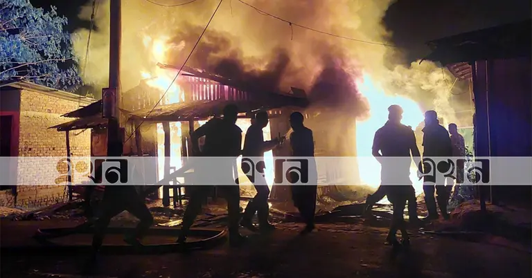 আগুনে পুড়ছে ঘর